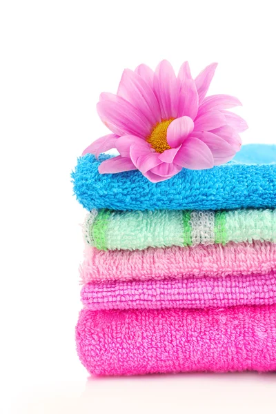 Accatastati asciugamani colorati su uno sfondo bianco — Foto Stock