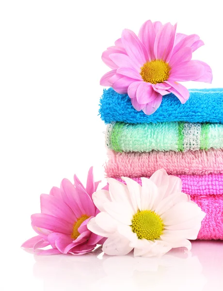Gestapelte bunte Handtücher auf weißem Hintergrund — Stockfoto