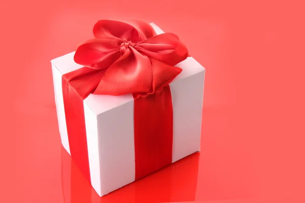 Presentförpackning som närbild på röd bakgrund — Stockfoto