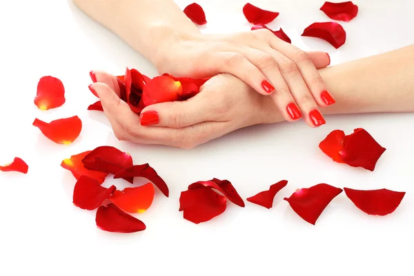 美丽的红指甲和白色背景上的花 — 图库照片