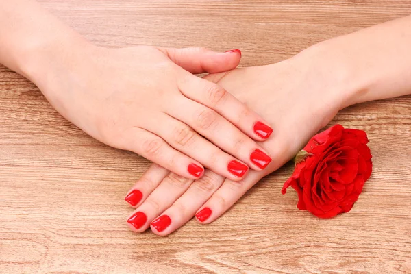 Manicure vermelho bonito — Fotografia de Stock