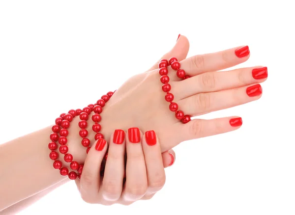 Bela manicure vermelha e pérolas isoladas em branco — Fotografia de Stock