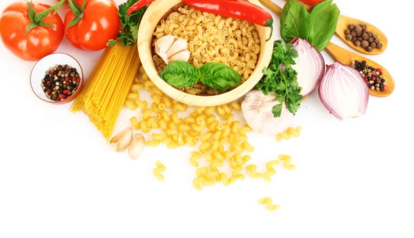 Pasta spaghetti met tomaten, olijfolie en basilicum op een witte ba — Stockfoto