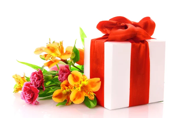 Pomarańczowy pudełko lilia i prezent na białym tle — Zdjęcie stockowe