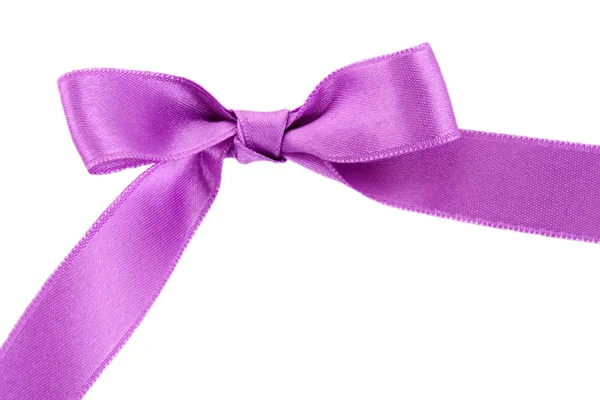 Arco de presente de cetim violeta isolado no branco — Fotografia de Stock