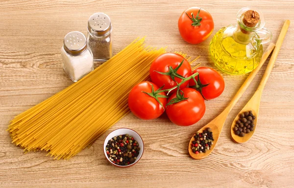 Těstoviny špagety s rajčaty, olivový olej, peper a bazalkou na — Stock fotografie