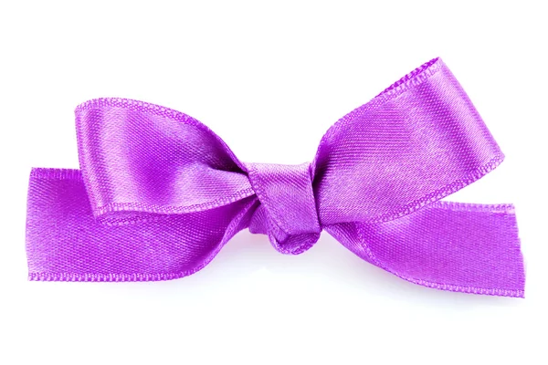 白で隔離される紫色のサテン ギフト弓 — ストック写真