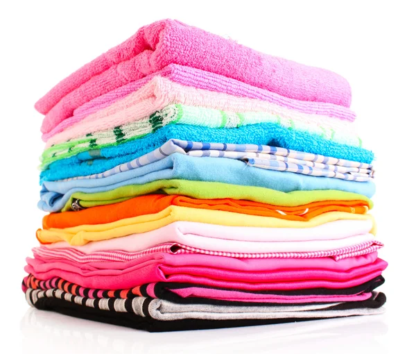 Pilha de roupas coloridas sobre fundo branco — Fotografia de Stock