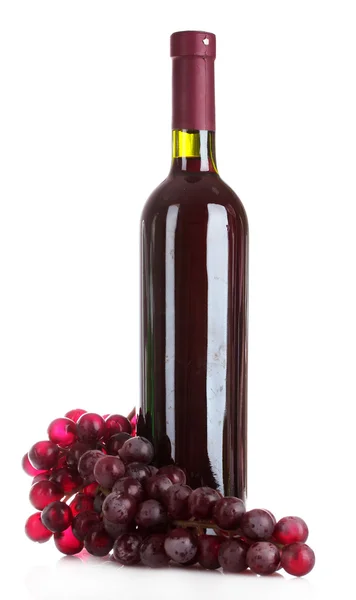 Butelka czerwonego wina i winogron na białym tle — Zdjęcie stockowe