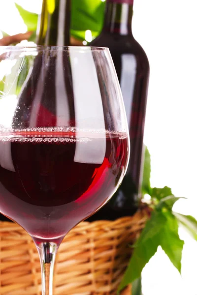Хороший бокал красного вина против корзины — стоковое фото