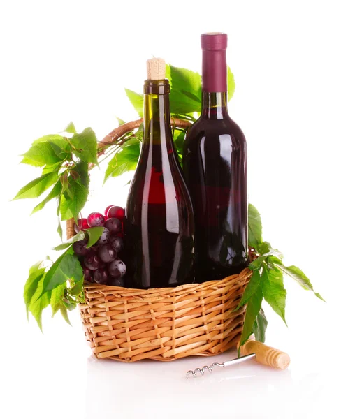 Κόκκινο κρασί και σταφύλια σε ένα καλάθι που απομονώνονται σε λευκό — Φωτογραφία Αρχείου