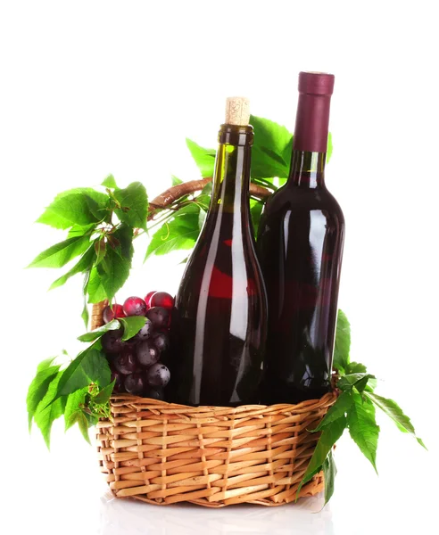 Červené víno a hrozny v košíku izolované na bílém — Stock fotografie