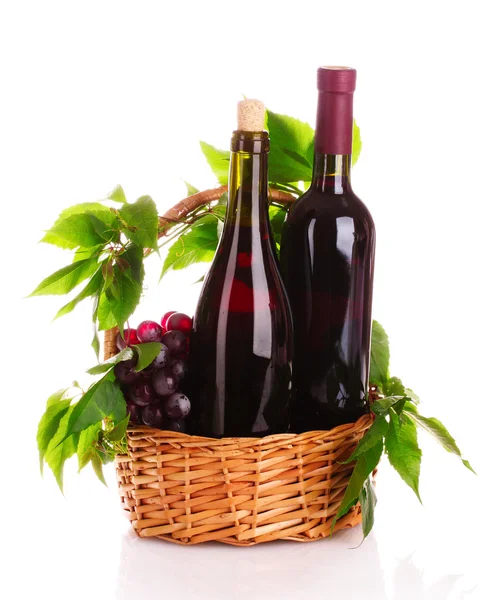Red wine and grapes in a basket isolated on white — Stock Photo, Image