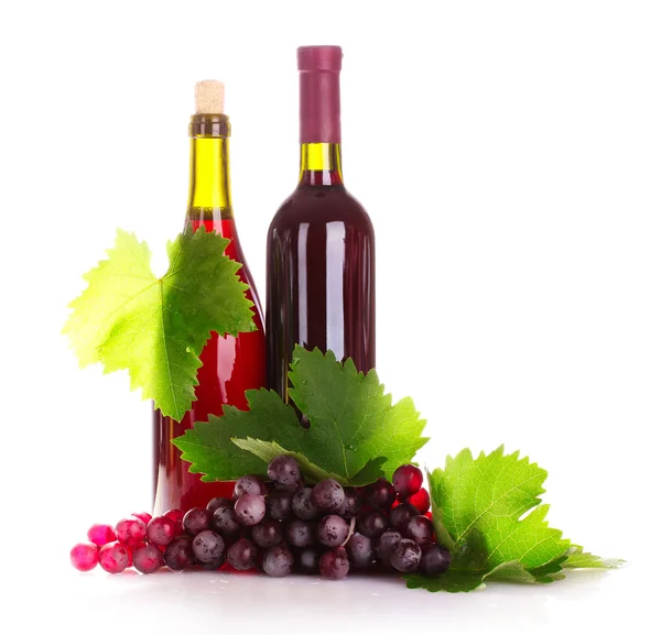 Красное вино и виноград, изолированные на белом — стоковое фото