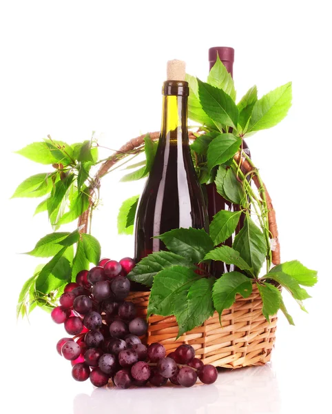 Rött vin och druvor isolerad på vit — Stockfoto