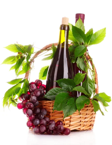 Vinho tinto e uvas isoladas em branco — Fotografia de Stock