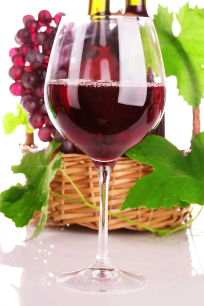 Красное вино и виноград, изолированные на белом — стоковое фото