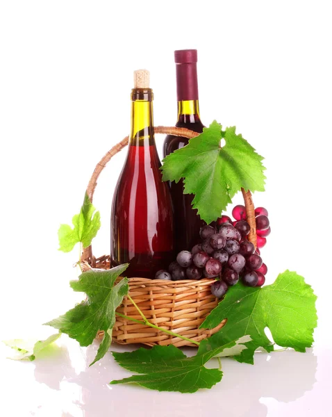 Red wine and grapes isolated on white — Stock Photo, Image