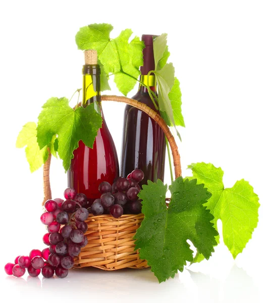 :červené víno a hrozny v košíku izolované na bílém — Stock fotografie