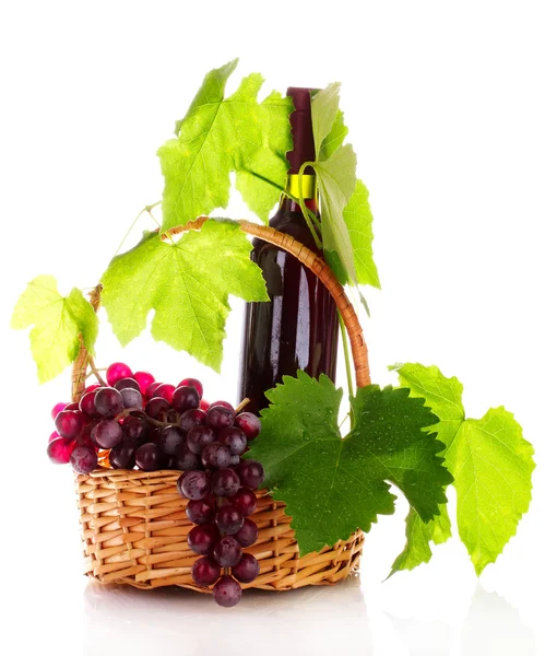 :vinho tinto e uvas em uma cesta isolada em branco — Fotografia de Stock