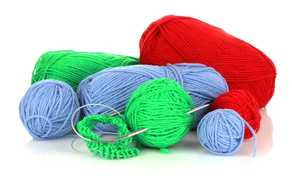 Fils à tricoter et aiguilles à tricoter sur blanc — Photo