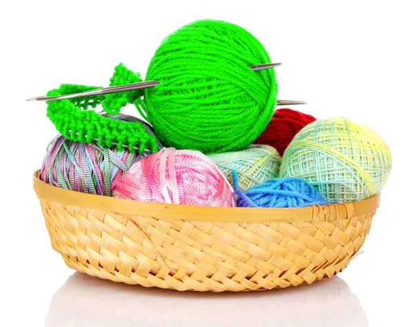 Bolas de lana o hilados de punto de color en canasta sobre blanco —  Fotos de Stock