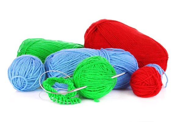 Вязание пряжи и вязание спиц на белом — стоковое фото
