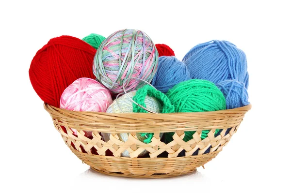 Boules de couleur tricot laine ou fil dans le panier sur blanc — Photo