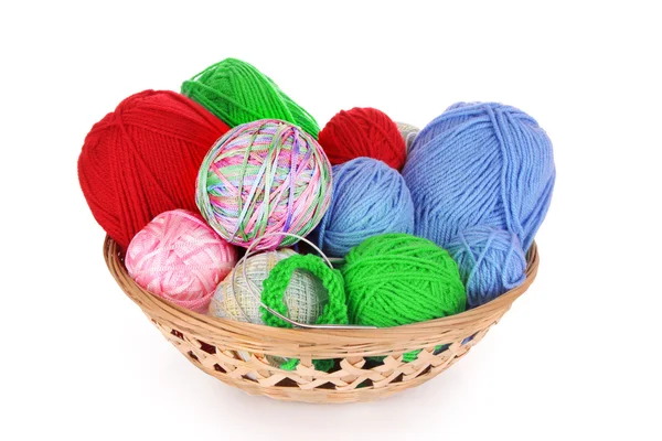 Bolas de lana o hilados de punto de color en canasta sobre blanco —  Fotos de Stock