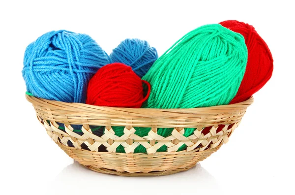 Boules de couleur tricot laine ou fil dans le panier sur blanc — Photo
