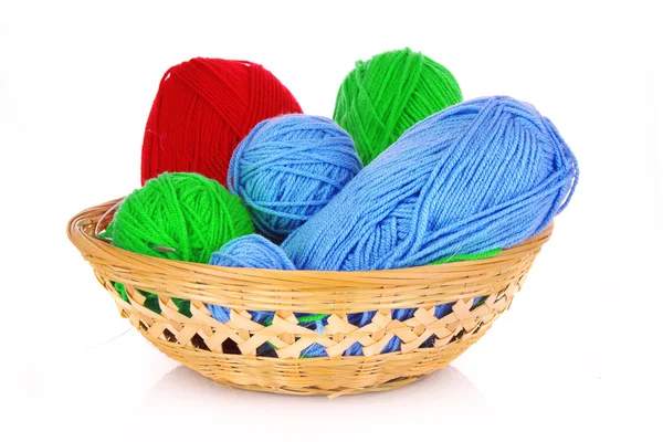 Ballen van kleur breien wol of garens in mand op wit — Stockfoto