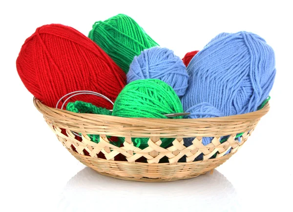 Bolas de lã de tricô a cores ou fios em cesta em branco — Fotografia de Stock
