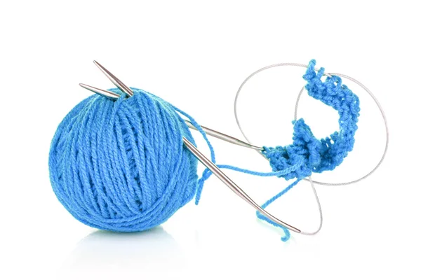 編み糸と白のニット針 — ストック写真