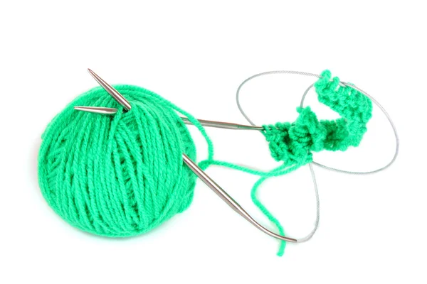 Вязание пряжи и вязание спиц на белом — стоковое фото