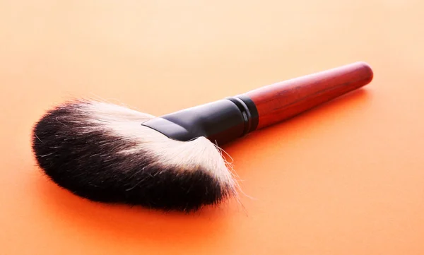 Kosmetiska pensel på den orange bakgrunden — Stockfoto