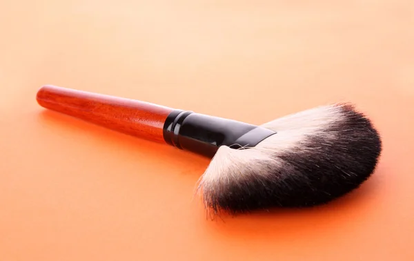 Pennello cosmetico sullo sfondo arancione — Foto Stock