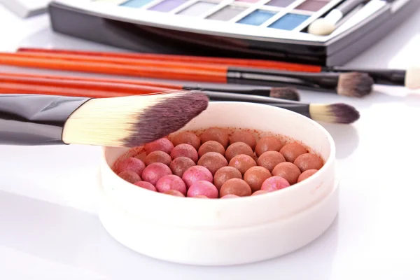 Cepillos cosméticos pincel, sombras de ojos y colorete en la ba blanca — Foto de Stock