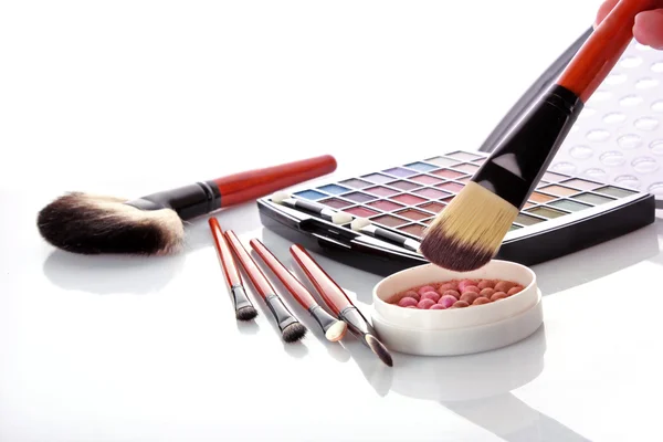 Kozmetik fırçalar fırça, göz gölgeler ve rouge üzerinde beyaz ba — Stok fotoğraf
