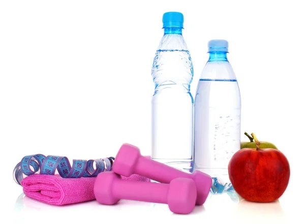 Bottiglia blu di acqua, mela e attrezzature ginniche isolato agai — Foto Stock