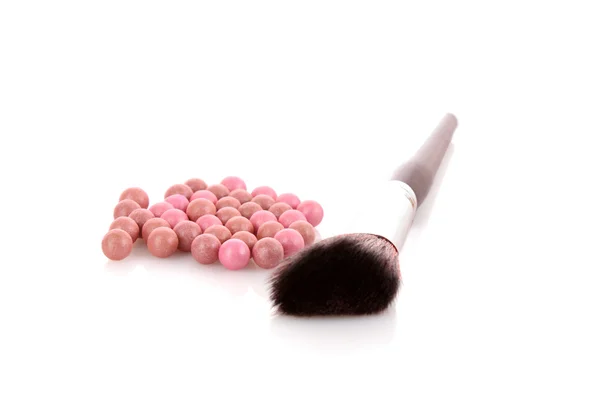 Cepillo cosmético y colorete sobre el fondo blanco —  Fotos de Stock
