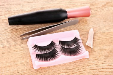 sahte kirpikleri ve rimel tablo