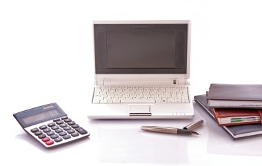Ofis Büro: dizüstü bilgisayar, kitap, hesap makinesi