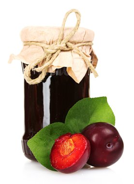 lezzetli Erik reçeli ve üzerinde beyaz izole Erik