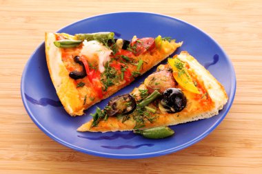 Pizza salami plaka ile