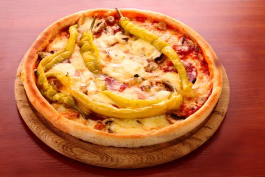 Masanın üzerine lezzetli pizza