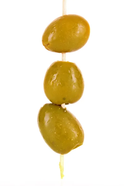 Drei grüne Oliven isoliert auf weiß — Stockfoto