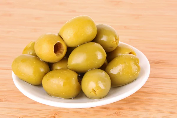 Oliven auf dem Holztisch — Stockfoto