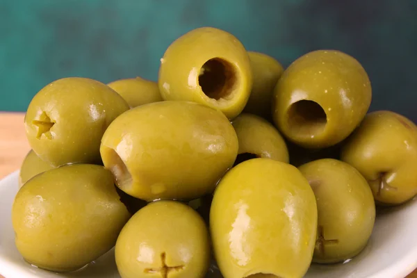 Grüne Oliven isoliert auf weiß — Stockfoto
