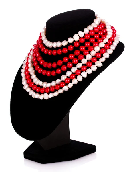 Collana di perle isolata su sfondo bianco — Foto Stock