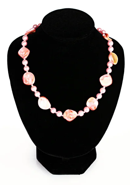 Růžový perlový náhrdelník a shell izolovaných na bílém — Stock fotografie